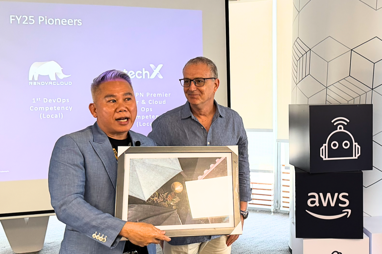 Eric Yeo, Country Manager, AWS Vietnam, Cambodia & Laos, Doron Shachar, CEO & Founder, Renova Cloud
