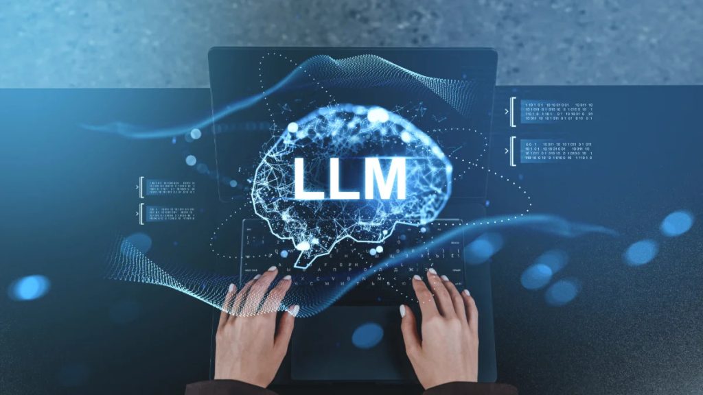 Chữ LLM trên hình bộ não số phát sáng phía trên đôi tay đang gõ laptop