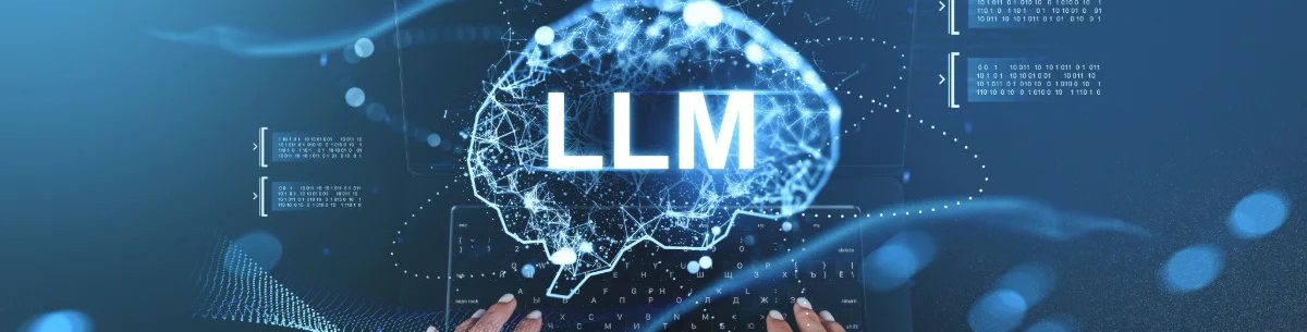 Chữ LLM trên hình bộ não số phát sáng phía trên đôi tay đang gõ laptop