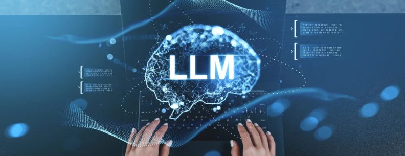 Chữ LLM trên hình bộ não số phát sáng phía trên đôi tay đang gõ laptop